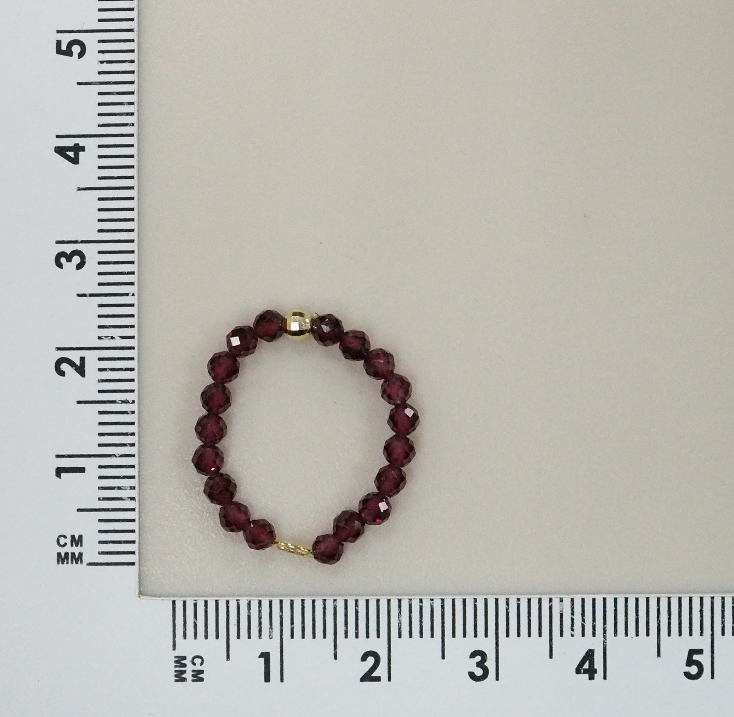 Кольцо из желтого золота с гранатами